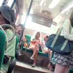 《ギャル》 バス通学の色白女子校生を狙う 黒ギャル・ペニバン・イカセレズ 『FANZA』