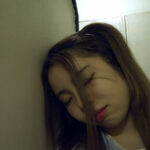 《ギャル》 新宿歌舞伎町の闇！錯乱し笑みを浮かべる茶髪ツインテパリピギャル！ 『FANZA』