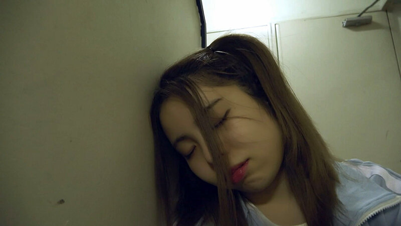 《ギャル》 新宿歌舞伎町の闇！錯乱し笑みを浮かべる茶髪ツインテパリピギ...