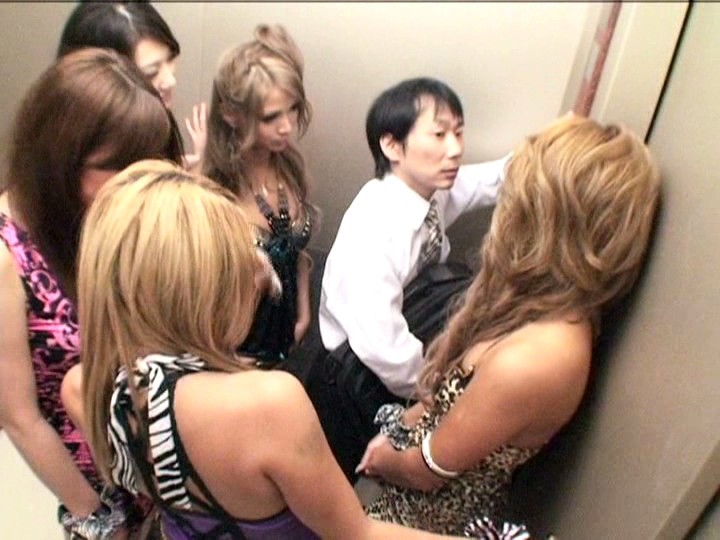 《ギャル》 パニック寸前！！突然急停止したエレベーターの密室でギャル5...