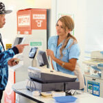 《ギャル》 バイト先の人妻と不倫性交に燃え上がった日々 黒咲華 『FANZA』