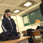《ギャル》 体育の授業をサボって、女子が着替えた後の教室に忍び込み大興奮な僕！勃起がおさまりません！だけど戻ってきた女子に見つかり一貫の終わり…と思ったら、ニヤニヤしながら服を脱ぎブルマ姿に！まさかのブルマで誘惑してきた女子に当然ソソられて…！！ 『FANZA』