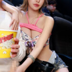《ギャル》 ほぼ貸切の映画館で…隣に座る細身巨乳な金髪ギャルに乳首とチ○ポを弄られ続けて射精にしか集中できなかったボク…。 百永さりな 『FANZA』
