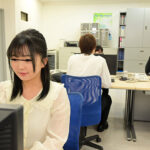 《ギャル》 真面目だと思っていた地味で小柄な女子社員が…実はムッツリスケベのチ○ポ大好き娘！バレないように僕のチ○ポを机の下で握りしめ、勝手に手コキ＆濃厚フェラチオ！他の社員にバレちゃまずいので逃げ出すと、黙って追いかけてきて『先輩！チ○ポぶち込んでください！』と… 『FANZA』