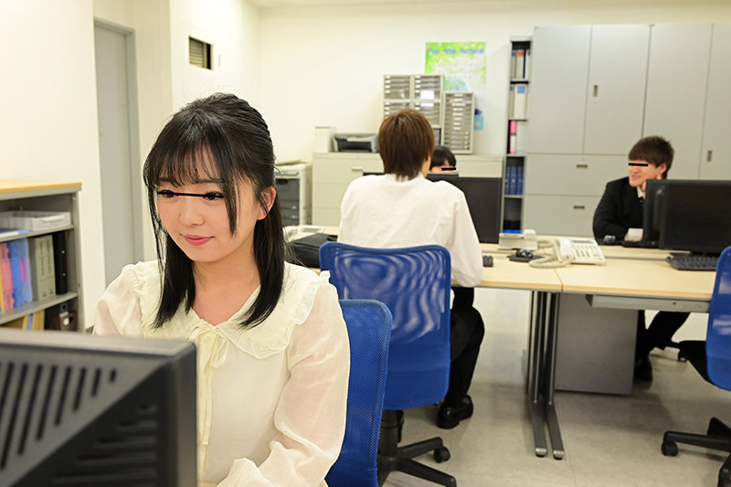 《ギャル》 真面目だと思っていた地味で小柄な女子社員が…実はムッツリス...