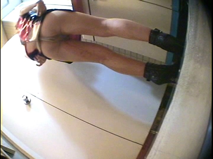 《ギャル》 究極盗撮 キャンギャルレースクイーンがパンティを下ろす前に...