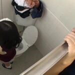 《ギャル》 「このスリルがたまらない…！」今自分が潜んでいるのは女子トイレ。ここは、街に繰り出す女子校生の着替えがのぞける穴場スポット！今日もソソられながら女子校生の生着替えを覗いていると… 『FANZA』