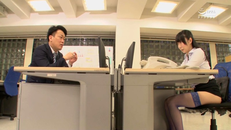 《ギャル》 目のやり場に困るマイクロミニスカートの女子社員にソソられる...