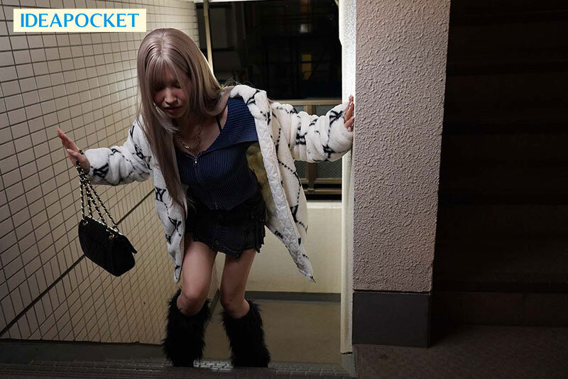 《ギャル》 自宅の前で酔い潰れていたギャルを介抱したら恩返しの絶対中出...