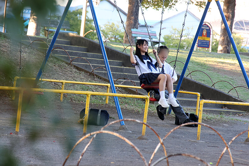 ＜熟女＞ ‘絶対に感じてはいけない状況で…’未成熟な膣内を大きな指でド...