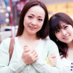 ＜熟女＞ 街角母娘ナンパ！4 禁断の親子同時ナンパで母と娘に究極羞恥！！16名 【FANZA】