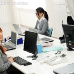 ＜熟女＞ 職場の隅にいる地味な人妻と、僕はゴム無し不倫をしている―。 水戸かな 【FANZA】