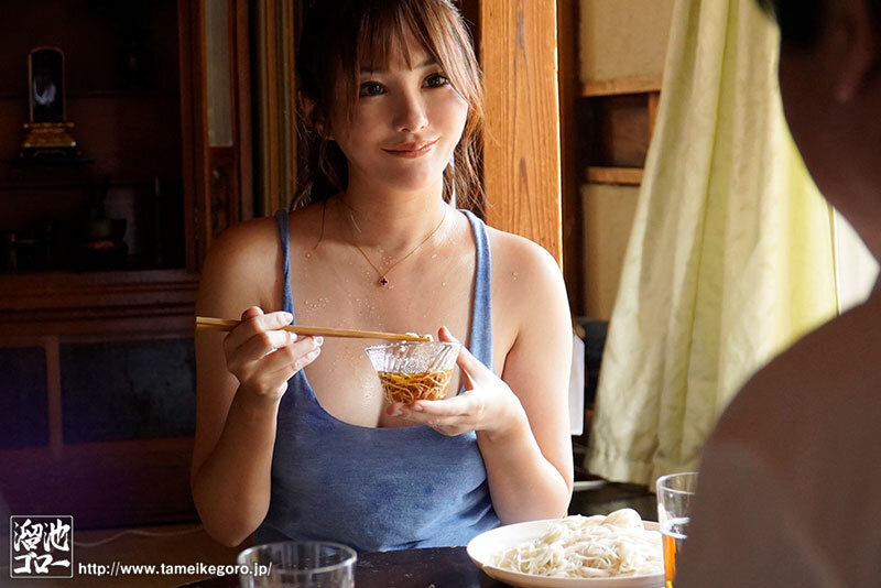 ＜熟女＞ 謹慎中で性欲を持て余した男を誘惑する爆乳妻 何回イっても果て...