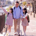 ＜熟女＞ 思春期ワレメぺろぺろ温泉旅行 【Wツルペタ姪っ子とデカマラおじさん】 【FANZA】