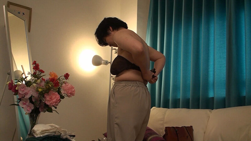 ＜熟女＞ 「そ、そんな際どい所までのマッサージは恥ずかしいわ…」奥様が...