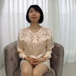 ＜熟女＞ AVの撮影に膣奥を貫かれ涙を流してヨガリ乱れるシートヘアー六十路熟女の性欲旺盛セックス！ 【FANZA】