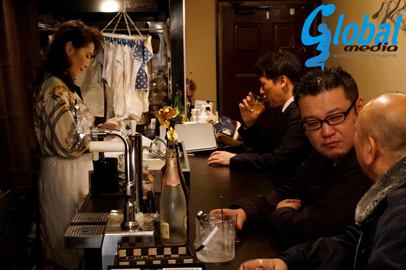 ＜熟女＞ 昭和 田舎町のスナックで生きる未亡人ママ 男と女の駆引き…情...