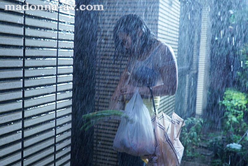 ＜熟女＞ 暴風雨 上司の奥さんと二人だけの夜 佐山愛 【FANZA】