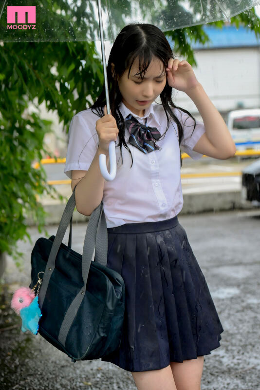 ＜熟女＞ 突然の暴風雨で帰宅難民になった教え子の濡れ透けちっぱいがエロ...