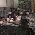 ＜熟女＞ 「混浴温泉でご近所の美熟妻と二人きり◆ 大きな胸を見ながらせんずりしているのがバレて怒られるかと思ったら…」VOL.2 【FANZA】