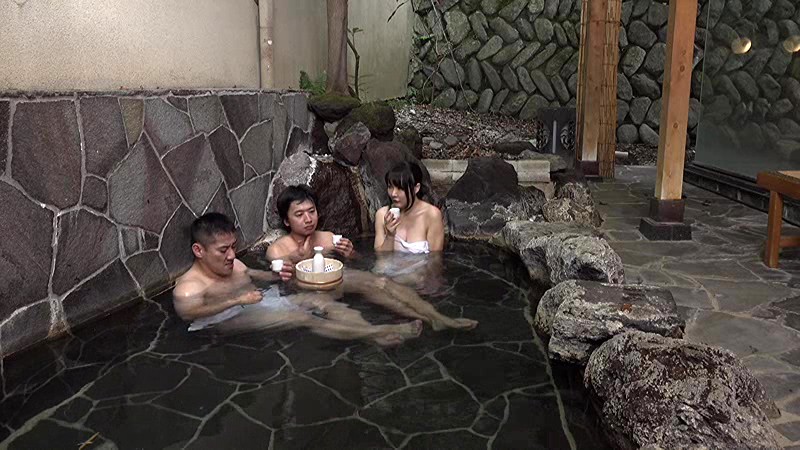 ＜熟女＞ 「混浴温泉でご近所の美熟妻と二人きり◆ 大きな胸を見ながらせ...