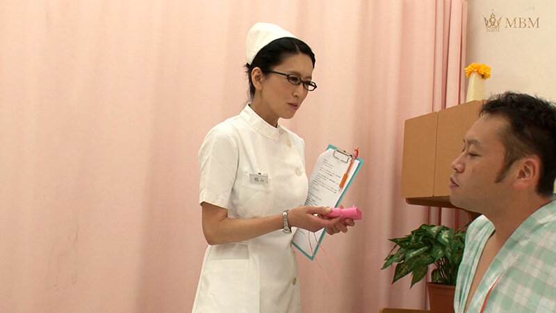 ＜熟女＞ 憧れの看護師さんにとびっこ試練！1日装着で性欲爆発！？深夜の...