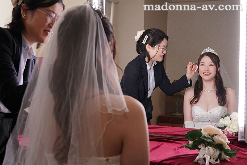 ＜熟女＞ 新婚旅行先で人妻に這い寄る指先…。 いいなりリゾートエステ調...