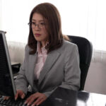 ＜熟女＞ 憧れの女上司と 有賀みなほ 【FANZA】