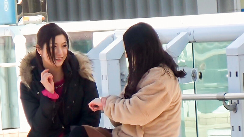 ＜熟女＞ 綺麗でエッチなおねえさんが街でウブそうな素人女子をレズナンパ...