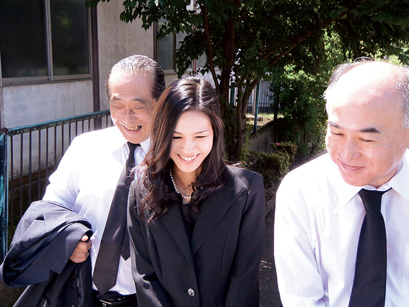 ＜熟女＞ 妖艶の未亡人が親戚のキモオヤジにレ●プされるが身体が忘れてい...