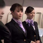 ＜熟女＞ 「制服・下着・全裸」でおもてなし またがりオマ○コ航空 【FANZA】