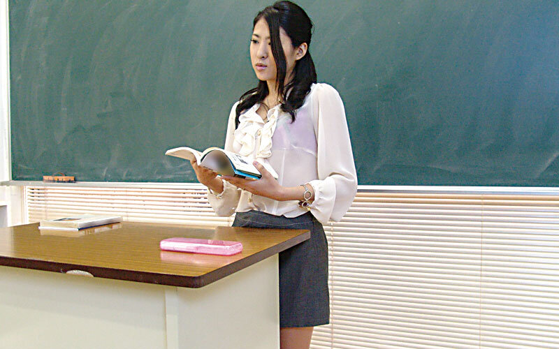 ＜熟女＞ 若い男子生徒をシゴいてハメて精子を放出！熟女教師のイケナイ性...