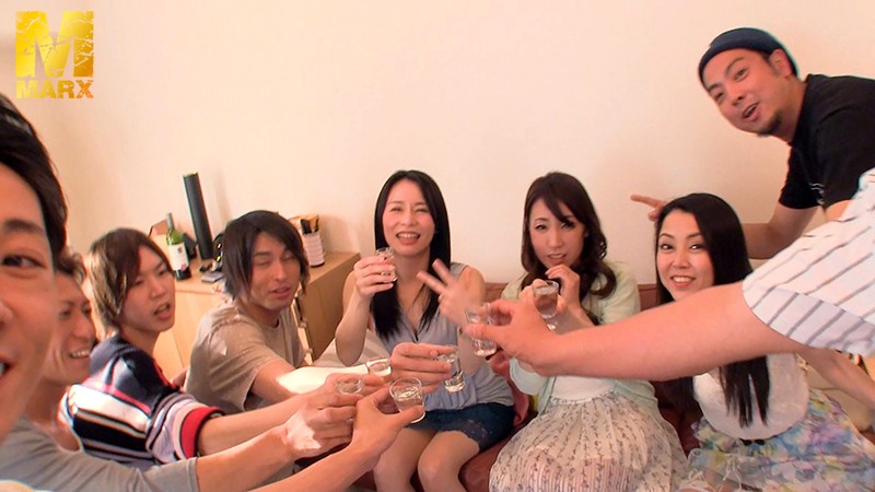 ＜熟女＞ お酒の力を借りてどうにかこうにかセックスしたい男たちが旦那と...