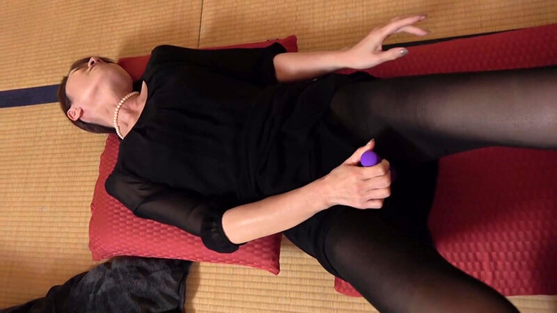 ＜熟女＞ 未亡人 喪服の下から滲み出る性欲3 【FANZA】