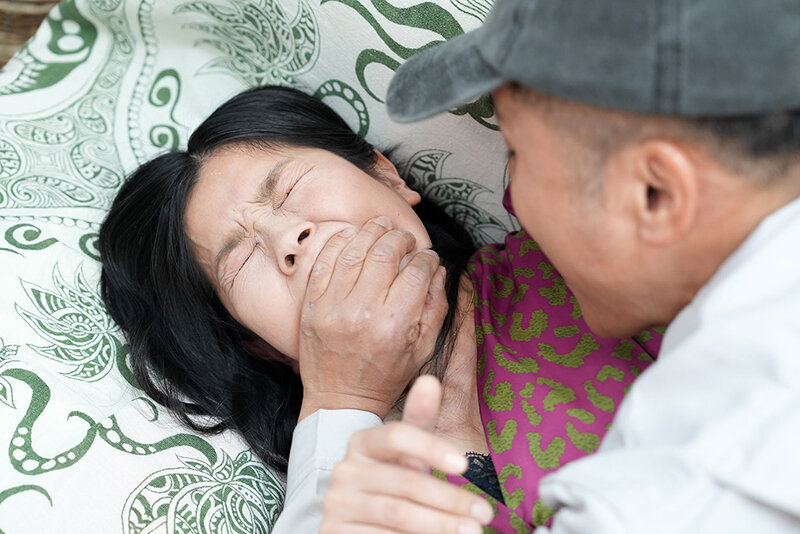 ＜熟女＞ 胸糞注意！セレブ妻が宅配ドライバーに犯●れて… 林愛華 【F...