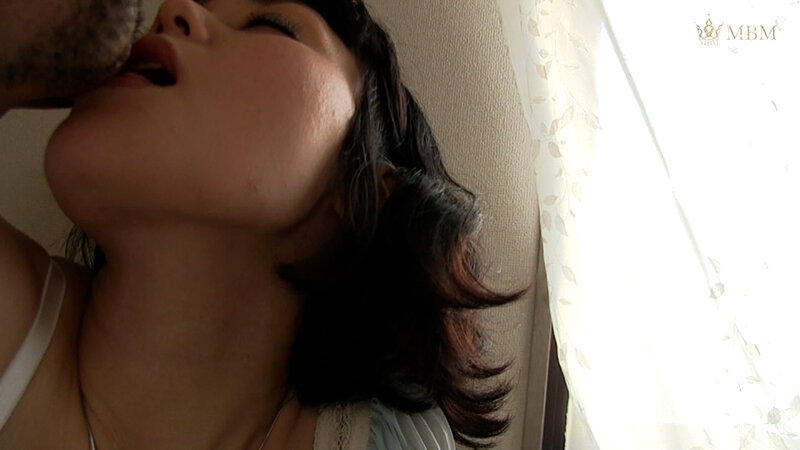 ＜熟女＞ スレンダー美乳美熟女と真っ昼間から濃厚不倫SEX！ 【FAN...