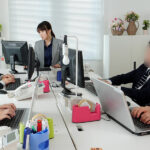 ＜熟女＞ オフィスで2人きりになった瞬間にセックスする女上司と部下 内田すみれ 【FANZA】