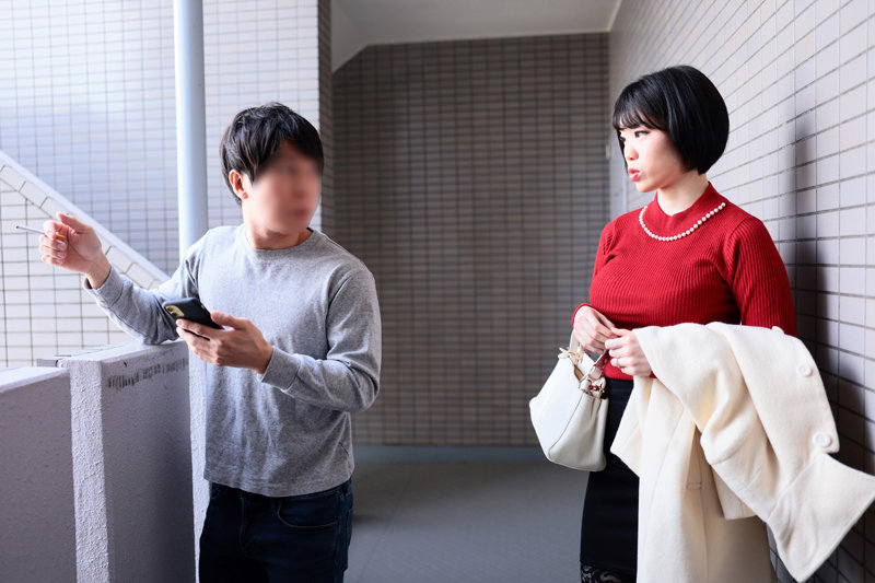 ＜熟女＞ 嫌味な隣人妻が夫に内緒でデリヘルバイト 日頃の仕返しに生本番...