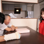 ＜熟女＞ 交通事故でケガを装い淫らな行為を要求する当たり屋親子に狙われた公務員の妻 本田もも 【FANZA】