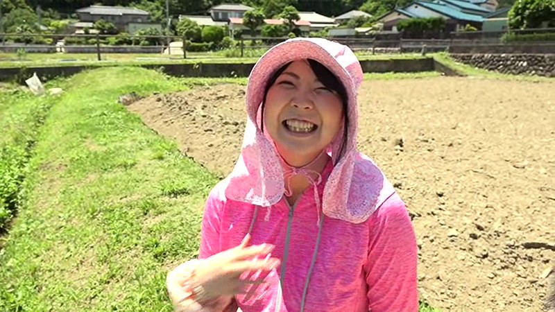 ＜熟女＞ 常陸太田で田植えをするお母さん おらの田んぼにも太い苗を挿れ...