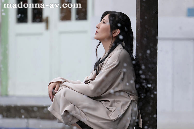 ＜熟女＞ この雪降る寒空の下―。露出狂の人妻を見かねて家に招き入れてし...