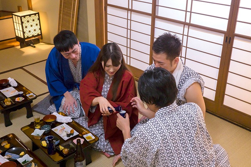 ＜熟女＞ 夫婦旅行で訪れた旅館の宴会場で下品な団体客に妻がおしゃくをさ...