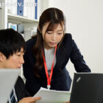 ＜熟女＞ 『部長の愛人』と噂の今井先輩が仕事中、向かい席からずっと僕を見てくる―。 今井栞菜 【FANZA】