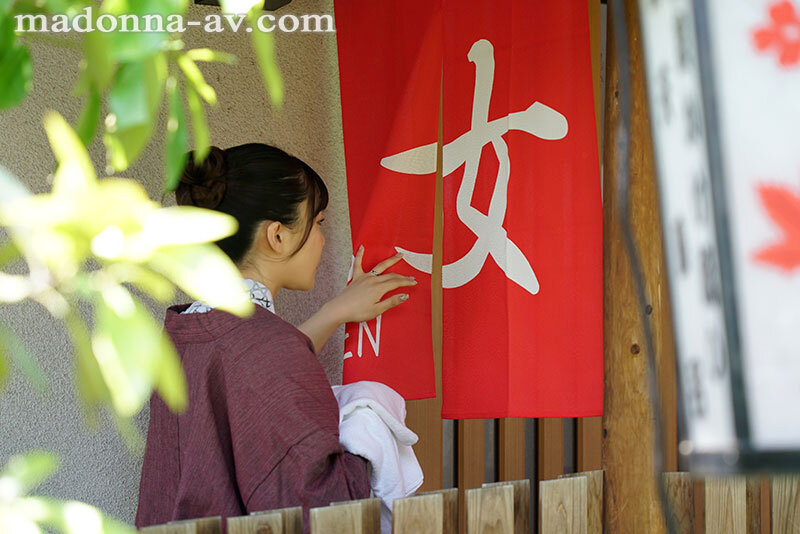 ＜熟女＞ 妻にタオル1枚だけ渡して、変態男が集う男湯に入らせてみました...