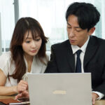 ＜熟女＞ 出張先で長年一緒に働く女子社員と相部屋。「お前だけとは無いわ…」と冗談を言い合っていた関係なのにセックスしたら最高すぎた。 小沢菜穂 【FANZA】