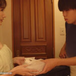 ＜熟女＞ 「一緒に食べませんか？」ラブホテルで性欲とヒマを持て余した人妻が全裸にバスタオル一枚でフードデリバリー配達員を誘惑！！ JULIA 【FANZA】