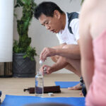 ＜熟女＞ 媚薬を盛られ発汗発情！自然と下品ガニ股ジョバジョバお漏らし！ガクガク痙攣敏感ホットヨガ教室 栗山莉緒 【FANZA】