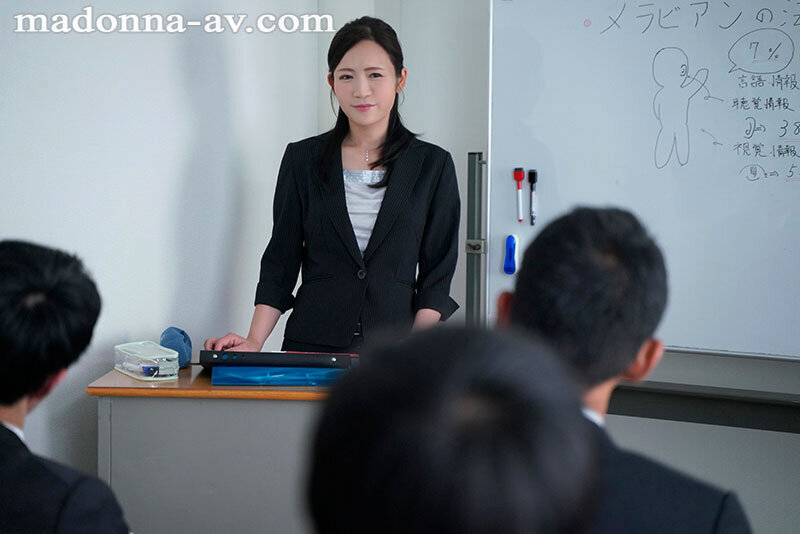 ＜熟女＞ 背徳の寝取らせシアタールーム 低俗男たちの醜い肉棒で汚された...