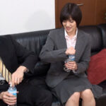 ＜熟女＞ 「おばさんでいいの？」観念して若いチ〇ポを咥えだす！ 【FANZA】