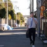 ＜熟女＞ 汗ほとばしる人妻の圧倒的な腰振りで、僕は一度も腰を動かさずに中出ししてしまった。 宮下華奈 【FANZA】